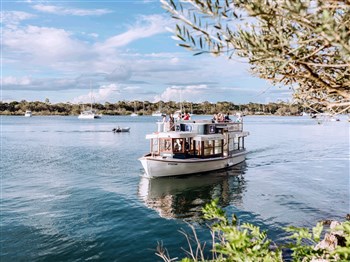 Noosa Ferry And Tewantin Hotel